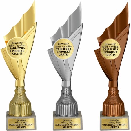 Puchar sportowy 9284 w kolorach podium z dużym emblematem