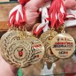 Medal uniwersalny z grawerem 5cm z dwiema wklejkami i szarfą Medal uniwersalny z grawerem 5cm z dwiema wklejkami i szarfą