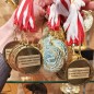 Medal uniwersalny z grawerem 5cm z dwiema wklejkami i szarfą Medal uniwersalny z grawerem 5cm z dwiema wklejkami i szarfą
