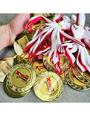 Duży medal 7cm z grawerem z dwiema wklejkami i szarfą