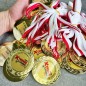 Duży medal 7cm z grawerem z dwiema wklejkami i szarfą