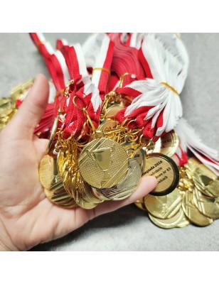 Medal uniwersalny 32 mm z pucharem, szarfa i wklejka – grawer w cenie