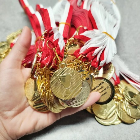 Medal uniwersalny 32 mm z pucharem, szarfa i wklejka – grawer w cenie