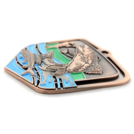 Duży medal wędkarski tłoczony z kolorową emalią z wklejką i szarfą wędkarstwo muchowe i pstrągowe