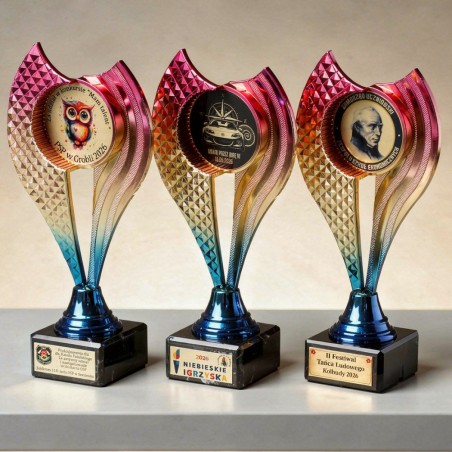 Statuetka uniwersalna kolorowa tęczowa 21-23cm z dwiema tabliczkami