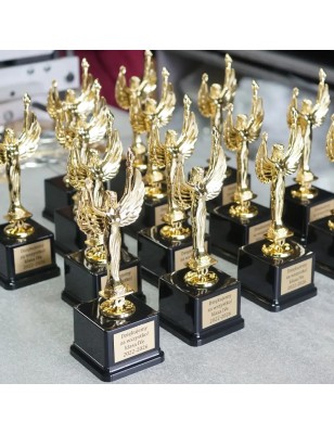 Złota Statuetka Wiktoria z Grawerem – Uniwersalne Trofeum z tabliczką w cenie