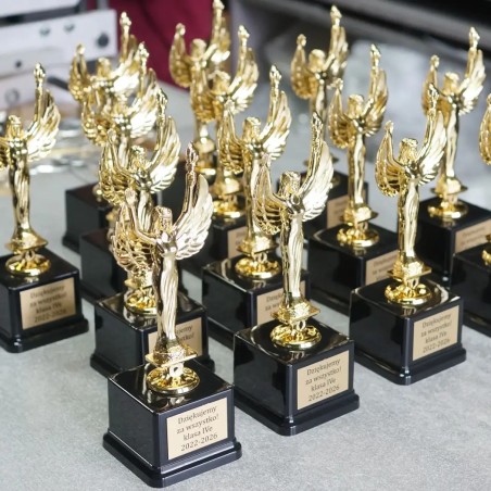 Złota Statuetka Wiktoria z Grawerem – Uniwersalne Trofeum z tabliczką w cenie