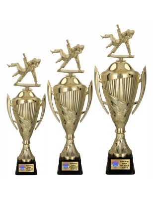 Komplet trzech złotych pucharów judo z figurkami zawodników na pokrywach oraz miejscem na grawer na podstawach.